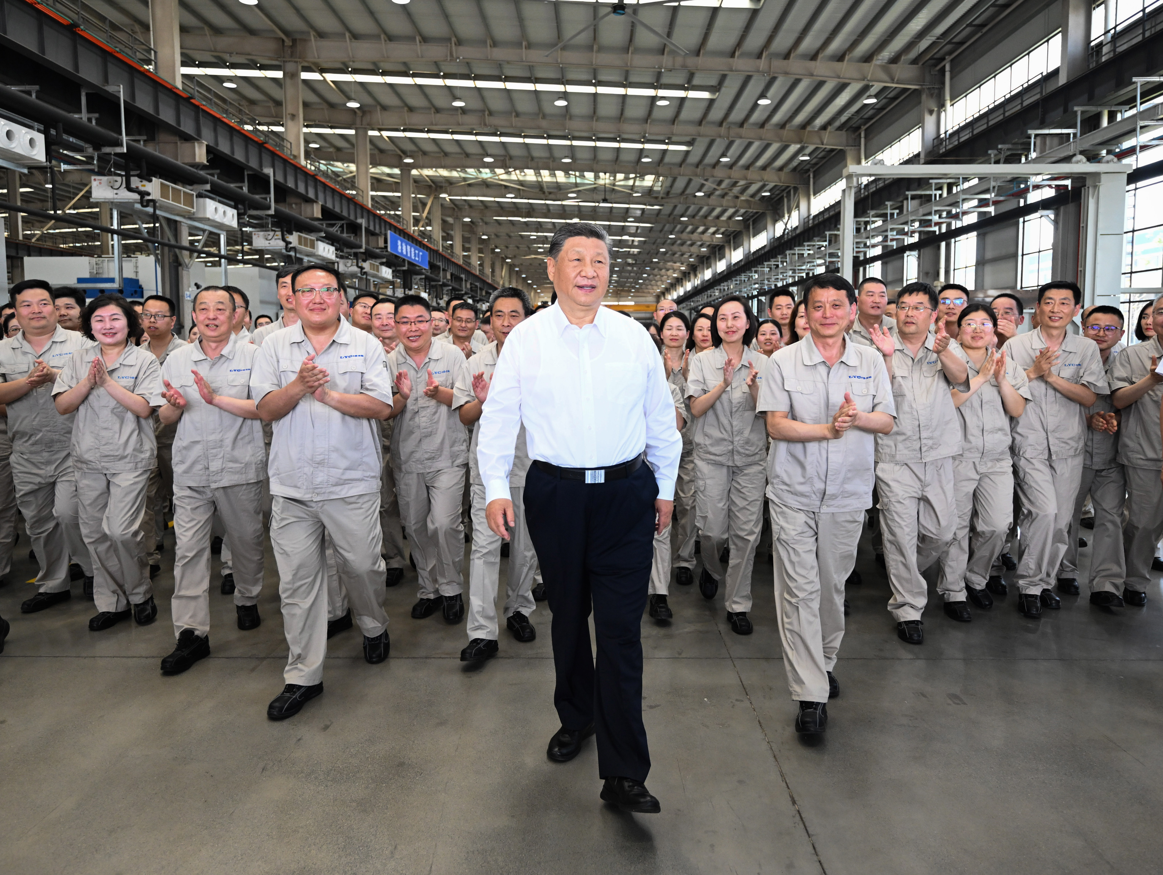 月19日至20日,中共中央總書記、國(guó)家主席、中央軍委主席習(xí)近平在河南考察。這是19日下午,習(xí)近平在洛陽(yáng)軸承集團(tuán)股份有限公司智能工廠考察時(shí),同企業(yè)職工在一起。新華社記者 燕雁 攝 月19日至20日,中共中央總書記、國(guó)家主席、中央軍委主席習(xí)近平在河南考察。這是19日下午,習(xí)近平在洛陽(yáng)軸承集團(tuán)股份有限公司智能工廠考察時(shí),同企業(yè)職工在一起。新華社記者 燕雁 攝