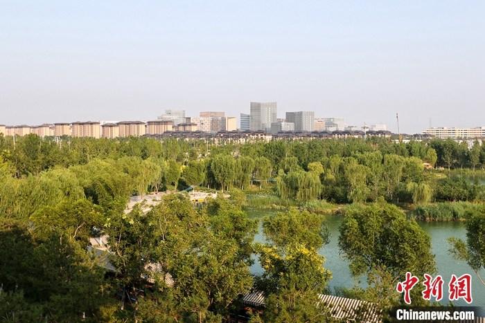 從完成頂層設(shè)計(jì)到如火如荼大規(guī)模建設(shè)，六年來(lái)，雄安新區(qū)如春天的竹子一般拔節(jié)生長(zhǎng)，這座承載千年大計(jì)的“未來(lái)之城”已雄姿初顯。從“一張白紙”開(kāi)始著墨，如今的雄安新區(qū)已是濃墨重彩的“山水畫(huà)”。<a target='_blank' href='/'>中新社</a>記者近日走訪了雄安新區(qū)多地，從“藍(lán)綠金”三色感受這座“未來(lái)之城”的巨大變化。圖為7月18日拍攝的河北雄安新區(qū)金湖公園。 <a target='_blank' href='/'>中新社</a>記者 易海菲 攝