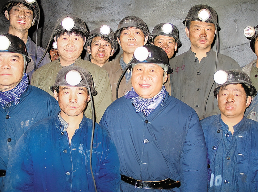 2005年1月26日，習(xí)近平在湖州市長(zhǎng)興縣長(zhǎng)廣煤礦井下慰問(wèn)煤礦工人。