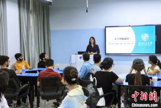 9月4日,西南交大首門人工智能通識(shí)課的第一課開(kāi)講。 中新社記者 王磊 攝