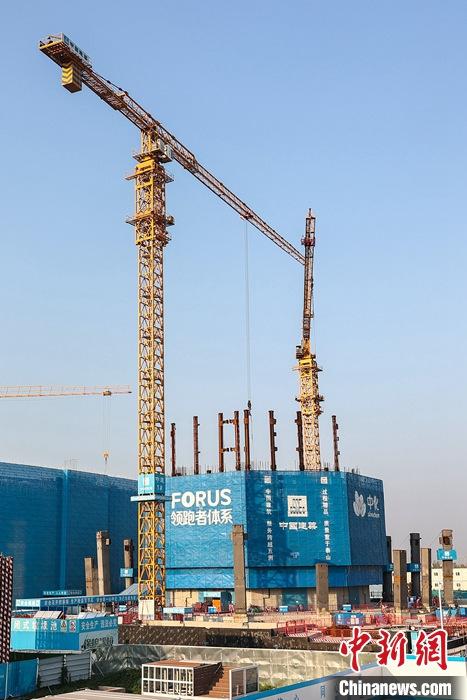 從完成頂層設(shè)計(jì)到如火如荼大規(guī)模建設(shè)，六年來(lái)，雄安新區(qū)如春天的竹子一般拔節(jié)生長(zhǎng)，這座承載千年大計(jì)的“未來(lái)之城”已雄姿初顯。從“一張白紙”開(kāi)始著墨，如今的雄安新區(qū)已是濃墨重彩的“山水畫(huà)”。<a target='_blank' href='/'>中新社</a>記者近日走訪了雄安新區(qū)多地，從“藍(lán)綠金”三色感受這座“未來(lái)之城”的巨大變化。圖為7月19日，河北雄安新區(qū)，中國(guó)中化總部基地項(xiàng)目施工現(xiàn)場(chǎng)。 <a target='_blank' href='/'>中新社</a>記者 易海菲 攝