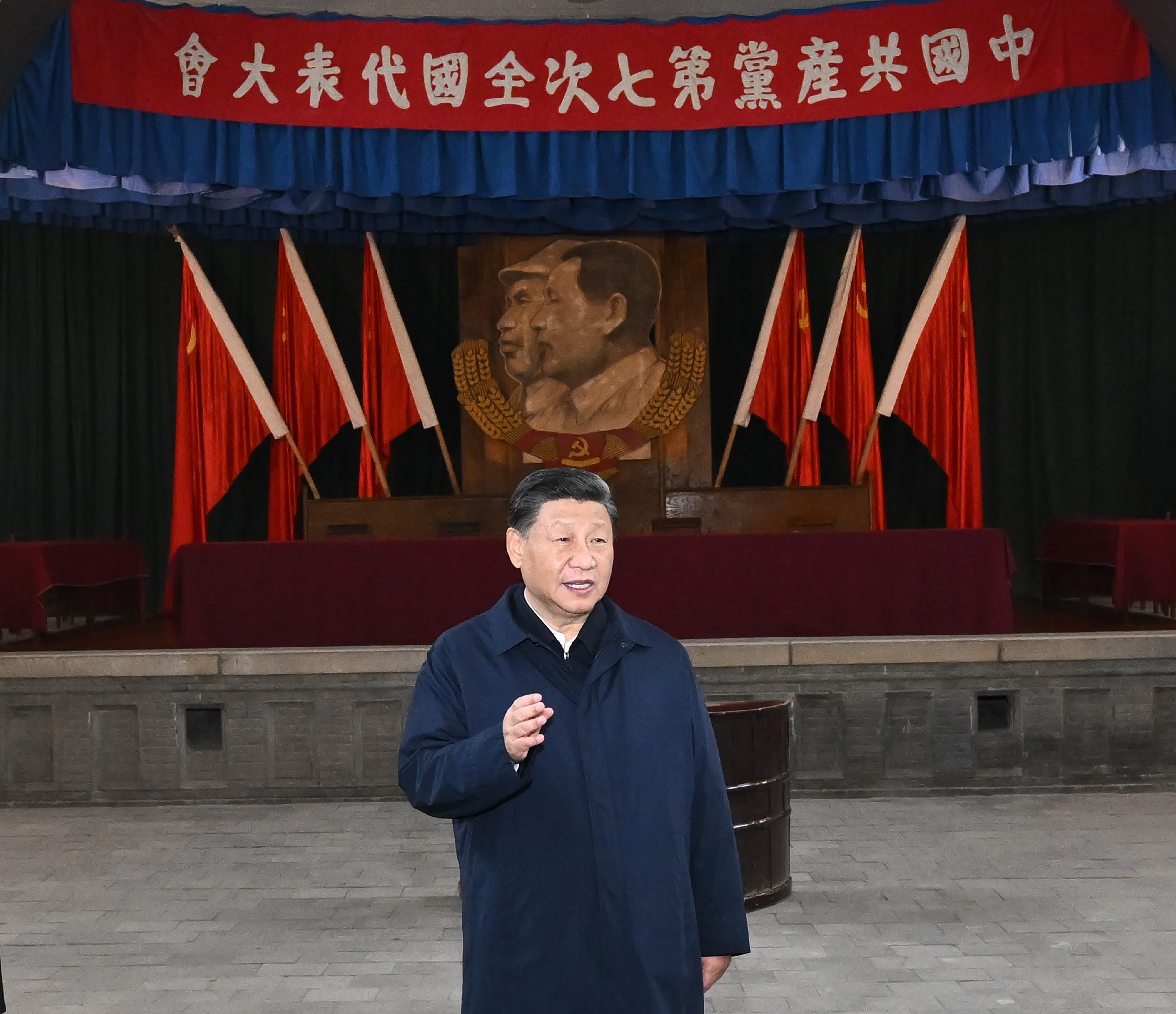 1696115137281444.jpg?x-oss-process=style/w10 2022年10月27日,習(xí)近平在陜西延安楊家?guī)X瞻仰中共七大會址。來源:新華社.jpg?x-oss-process=style/w10