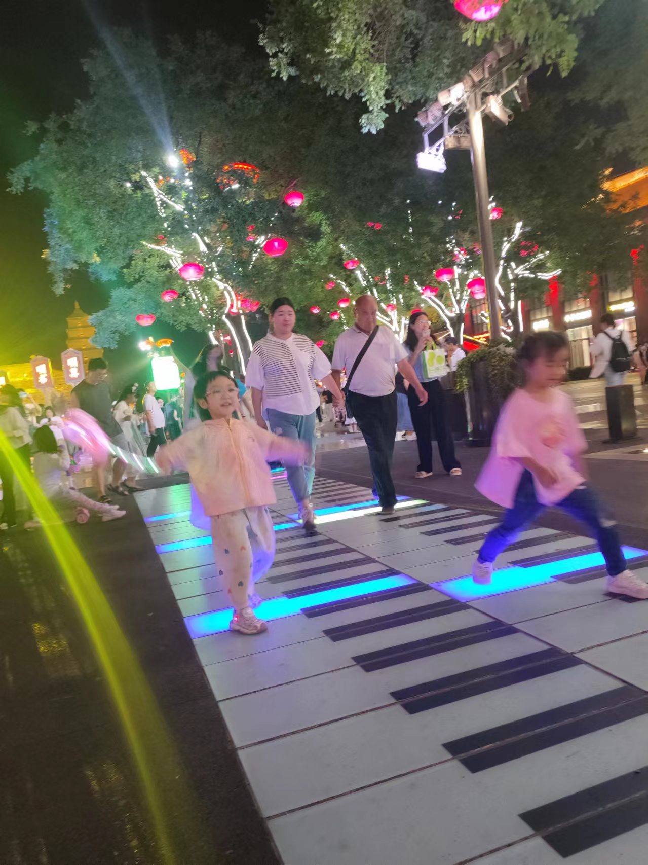 人們在西安大唐不夜城步行街散步。人民網(wǎng)記者 喬業(yè)瓊攝