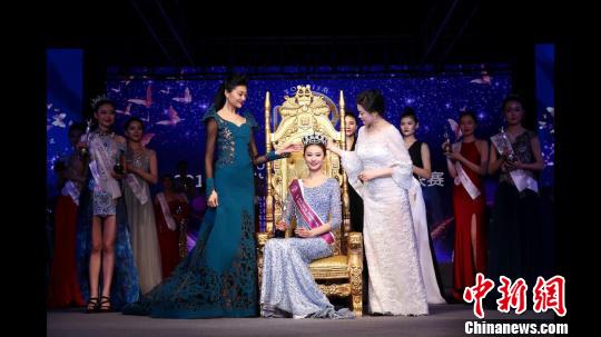 2017世界旅游小姐中國(guó)區(qū)總決賽29日落幕，河南選手曹燦榮獲冠軍?！↓R建文 攝