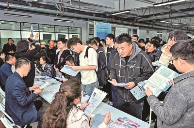 2024年3月，在蘭州大學2024屆畢業(yè)生大型春季綜合雙選會現(xiàn)場，青年學子踴躍報名西部用人單位。 蘭州大學供圖