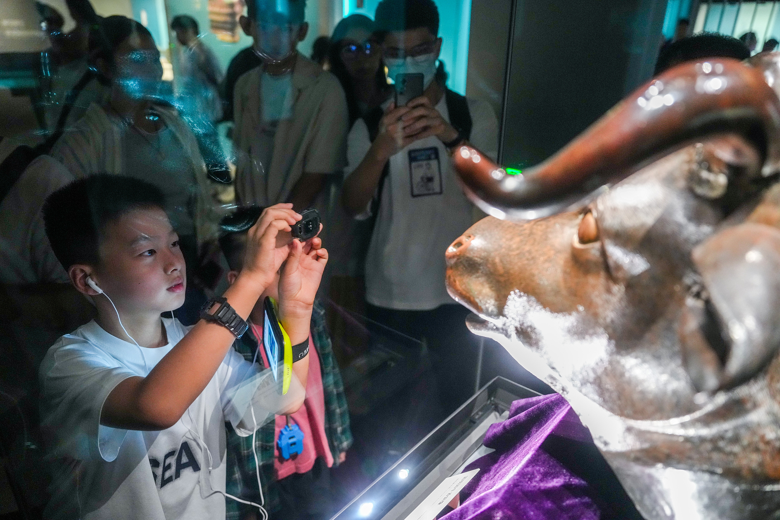 2025年6月，參加研學游的孩子在安徽博物院蜀山館參觀圓明園牛首銅像。（圖片來源：視覺中國）