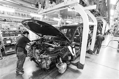 某新能源汽車智能制造基地總裝車間，工作人員正在工作。新華社記者 李博 攝