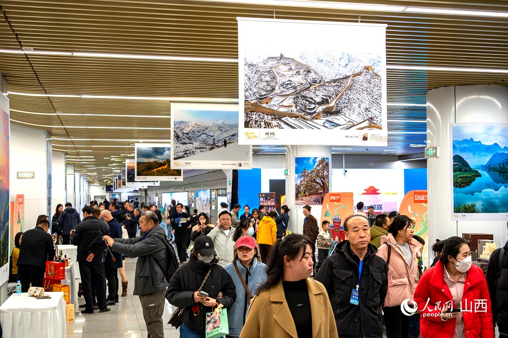 “相約忻州·盡享冬韻”暨“乘地鐵游山西”主題攝影展（忻州）在太原地鐵長風(fēng)街站啟幕。