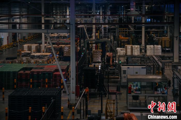 基地依托數(shù)字技術(shù)打造“黑燈工廠”?！±钅宪?攝