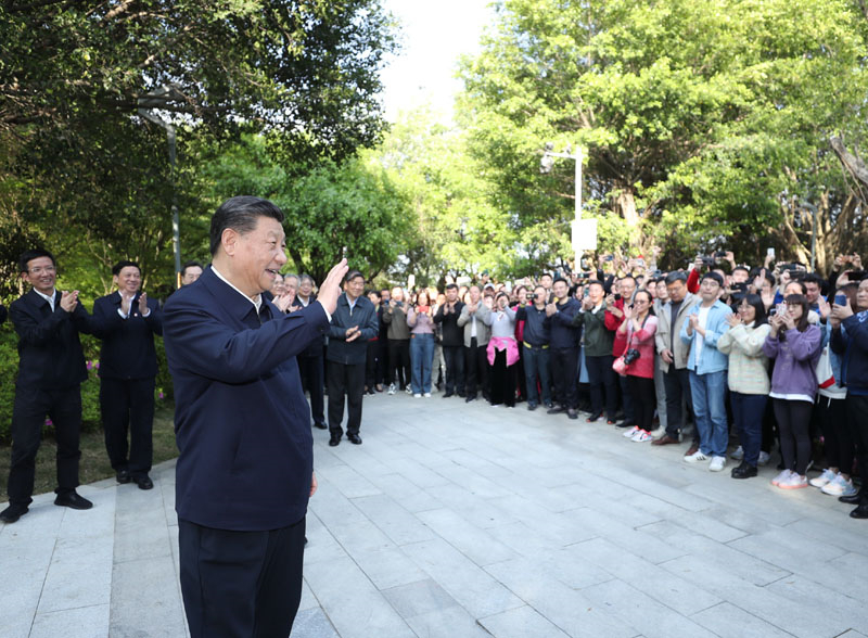 2021年3月24日,習(xí)近平在福建省福州市福山郊野公園考察時(shí),向市民們招手致意。
