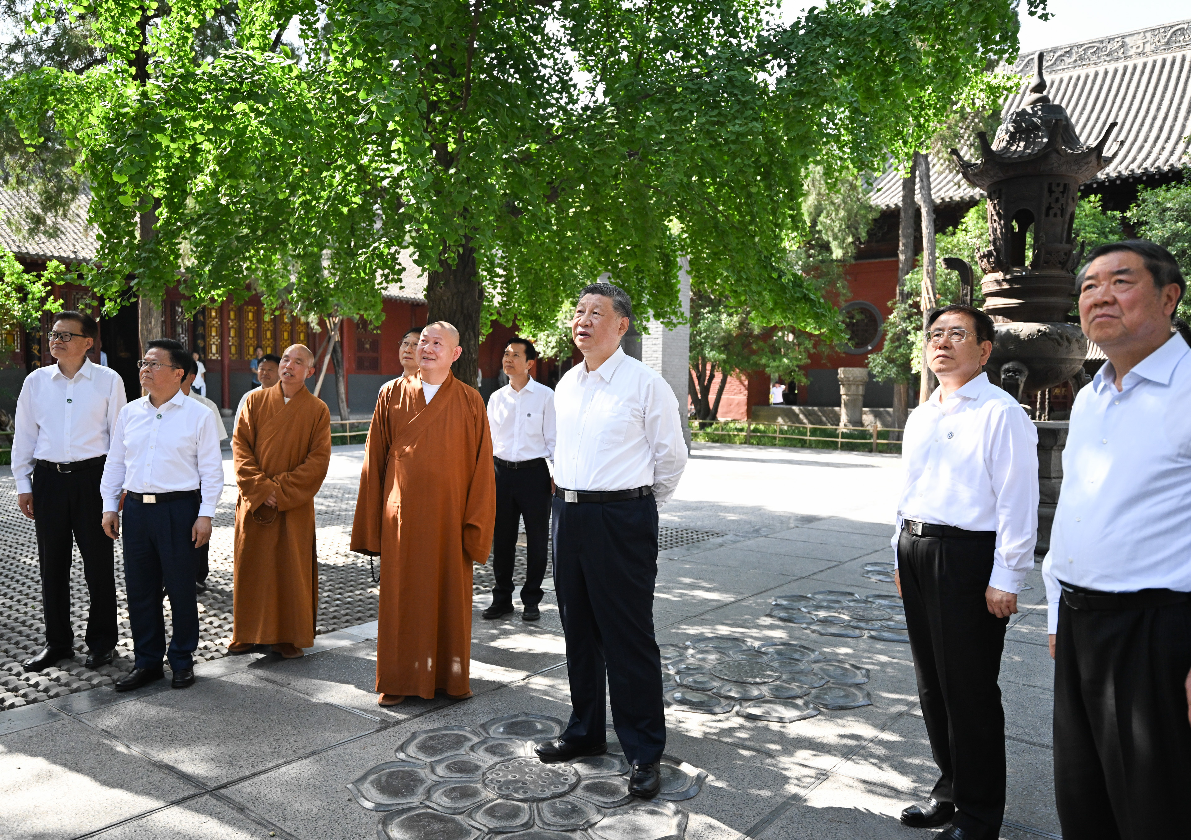 5月19日至20日,中共中央總書記、國(guó)家主席、中央軍委主席習(xí)近平在河南考察。這是19日下午,習(xí)近平在洛陽(yáng)白馬寺考察。新華社記者 燕雁 攝 5月19日至20日,中共中央總書記、國(guó)家主席、中央軍委主席習(xí)近平在河南考察。這是19日下午,習(xí)近平在洛陽(yáng)白馬寺考察。新華社記者 燕雁 攝