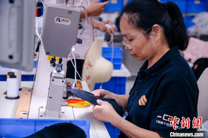 圖為員工在生產(chǎn)線工作?！±钅宪?攝