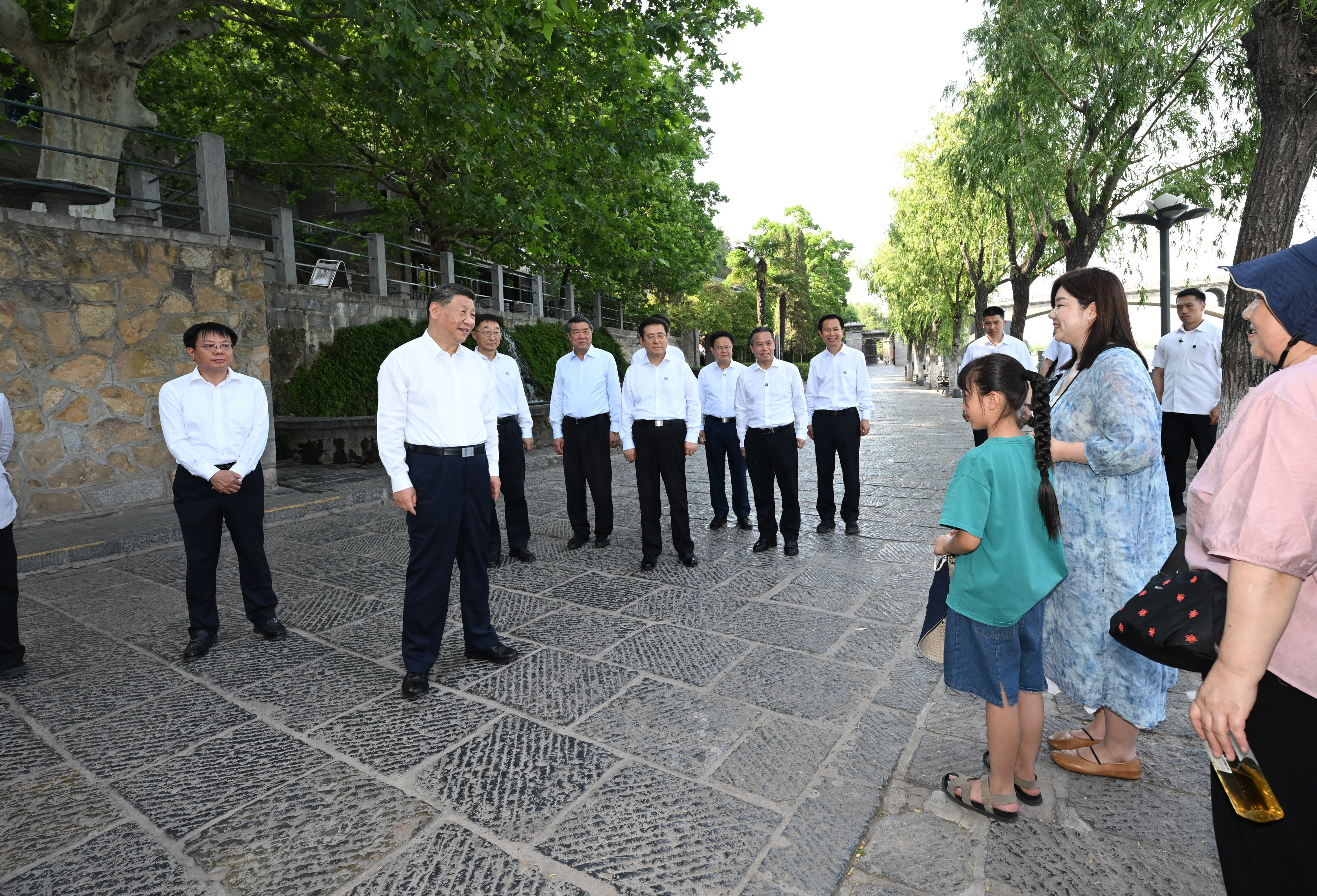5月19日至20日,中共中央總書記、國(guó)家主席、中央軍委主席習(xí)近平在河南考察。這是19日下午,習(xí)近平在洛陽(yáng)龍門石窟考察時(shí),同游客親切交流。新華社記者 謝環(huán)馳 攝 5月19日至20日,中共中央總書記、國(guó)家主席、中央軍委主席習(xí)近平在河南考察。這是19日下午,習(xí)近平在洛陽(yáng)龍門石窟考察時(shí),同游客親切交流。新華社記者 謝環(huán)馳 攝