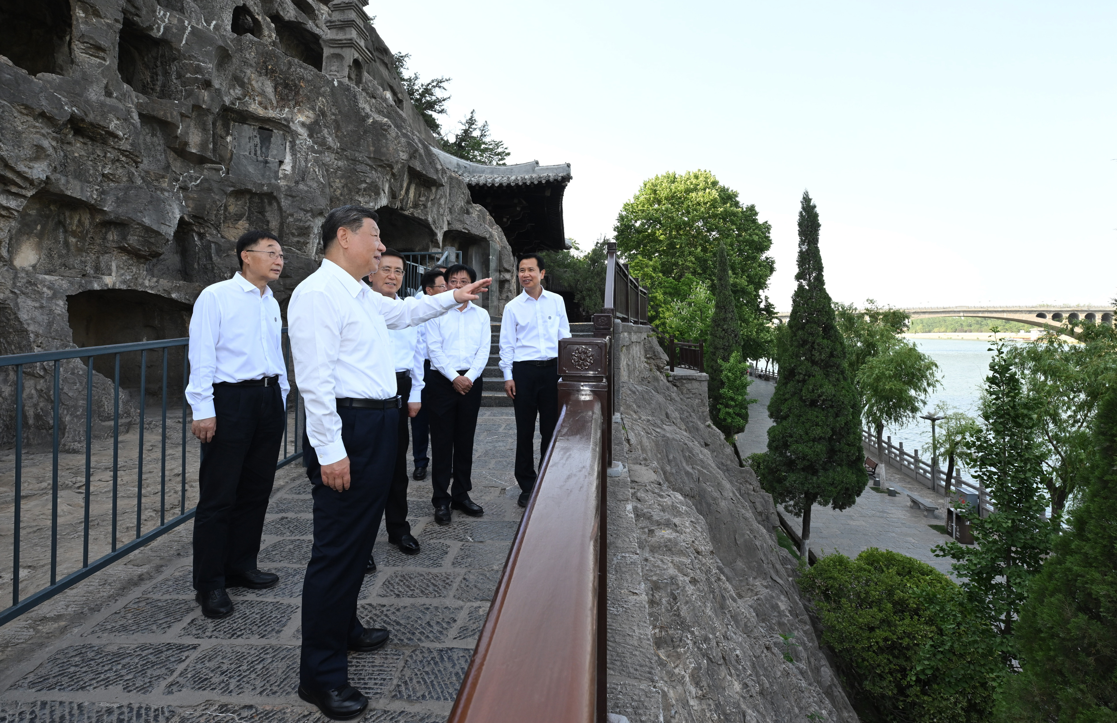 5月19日至20日,中共中央總書記、國(guó)家主席、中央軍委主席習(xí)近平在河南考察。這是19日下午,習(xí)近平在洛陽(yáng)龍門石窟考察。新華社記者 謝環(huán)馳 攝 5月19日至20日,中共中央總書記、國(guó)家主席、中央軍委主席習(xí)近平在河南考察。這是19日下午,習(xí)近平在洛陽(yáng)龍門石窟考察。新華社記者 謝環(huán)馳 攝