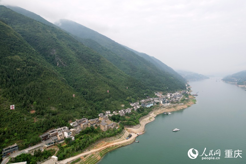 位于長(zhǎng)江南岸的三峽里·竹枝村。人民網(wǎng)記者 劉政寧攝