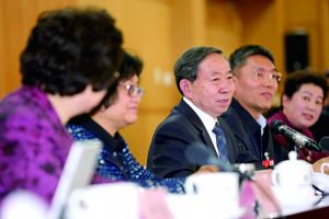3月8日，全國(guó)政協(xié)舉行教育界別聯(lián)組會(huì)議，教育部部長(zhǎng)袁貴仁右三到會(huì)聽取建議。