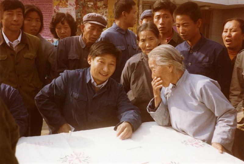 這是1983年,時(shí)任河北正定縣委書記的習(xí)近平(前排居中),臨時(shí)在大街上擺桌子聽取老百姓意見。