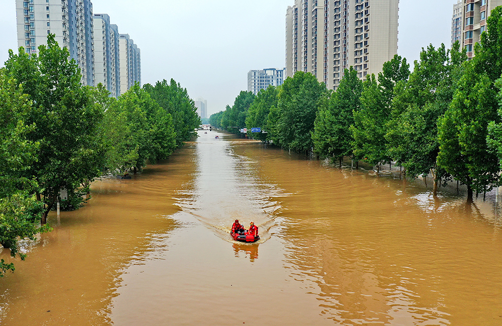 救援人員在河北省涿州市市區(qū)乘坐沖鋒舟前去轉(zhuǎn)移受災(zāi)群眾（8月2日攝，無(wú)人機(jī)照片）。