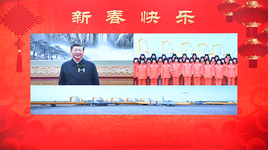 2023年1月18日，中共中央總書(shū)記、國(guó)家主席、中央軍委主席習(xí)近平在北京通過(guò)視頻連線看望慰問(wèn)基層干部群眾，向全國(guó)各族人民致以新春的美好祝福。這是習(xí)近平通過(guò)視頻連線，同塔里木油田公司輪南油氣儲(chǔ)運(yùn)中心西氣東輸?shù)谝徽究死瘹鈪^(qū)員工親切交流。 新華社記者 李濤攝