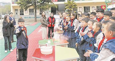 圖為河南省鞏義市大峪溝鎮(zhèn)中心小學(xué)學(xué)生踴躍參與科學(xué)實驗。 張毅力攝