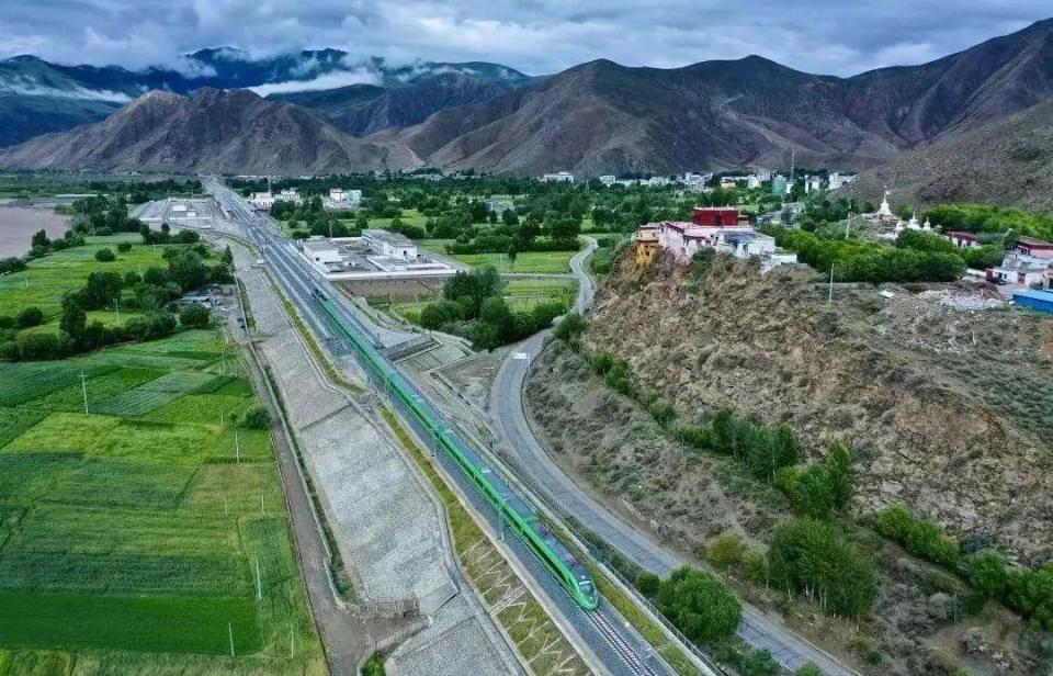 ?高原動(dòng)集動(dòng)車(chē)組。中國(guó)中車(chē)供圖。