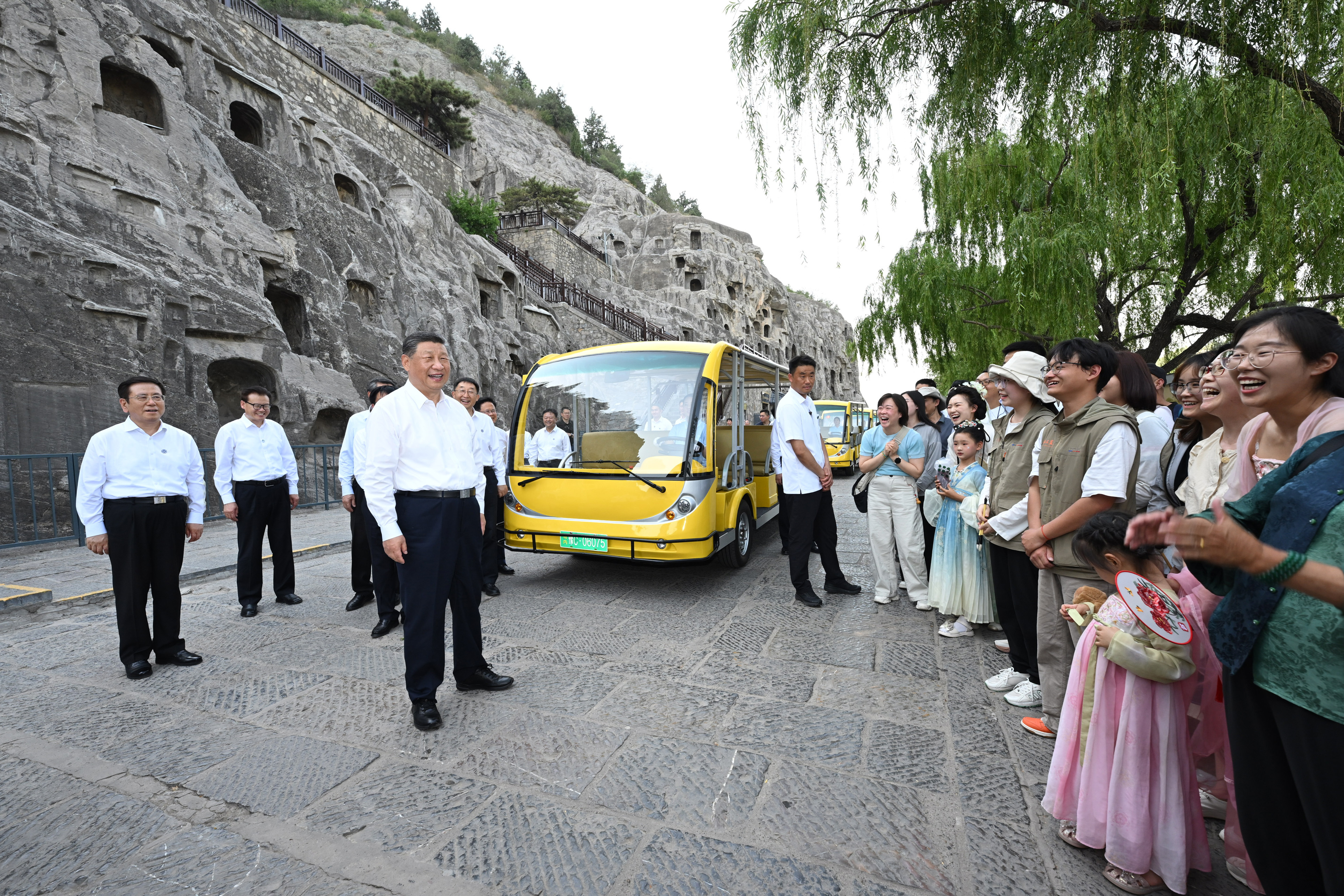 5月19日至20日,中共中央總書記、國(guó)家主席、中央軍委主席習(xí)近平在河南考察。這是19日下午,習(xí)近平在洛陽(yáng)龍門石窟考察時(shí),同游客親切交流。新華社記者 謝環(huán)馳 攝 5月19日至20日,中共中央總書記、國(guó)家主席、中央軍委主席習(xí)近平在河南考察。這是19日下午,習(xí)近平在洛陽(yáng)龍門石窟考察時(shí),同游客親切交流。新華社記者 謝環(huán)馳 攝