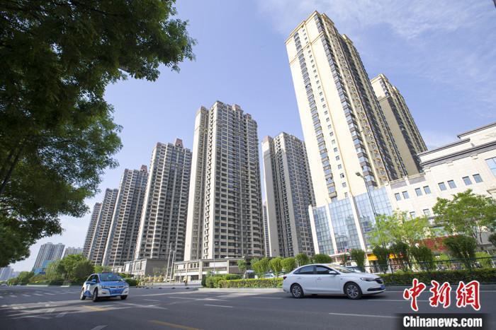資料圖：車輛從一樓盤前經(jīng)過。 <a target='_blank' href='/'>中新社</a>記者 張云 攝