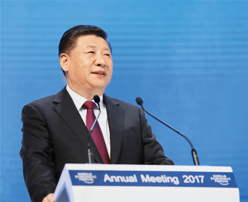2017年1月17日,習(xí)近平主席在瑞士達(dá)沃斯國際會(huì)議中心出席世界經(jīng)濟(jì)論壇2017年年會(huì)開幕式,并發(fā)表題為《共擔(dān)時(shí)代責(zé)任 共促全球發(fā)展》的主旨演講。