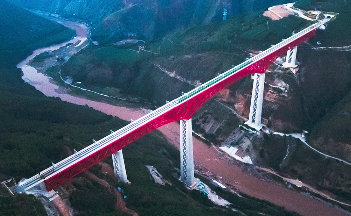 中老鐵路首發(fā)列車駛過中國云南省元江哈尼族彝族傣族自治縣境內(nèi)的元江雙線特大橋(2021年12月3日攝,<span style=
