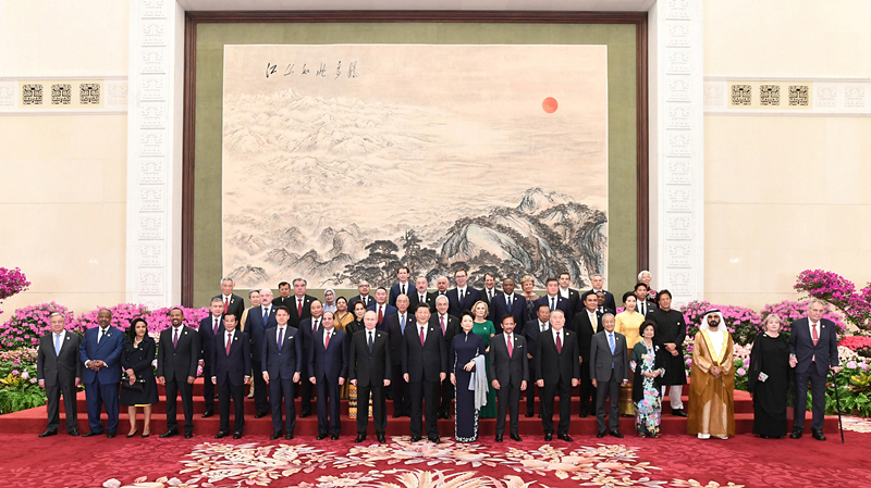 2019年4月26日,習(xí)近平主席和夫人彭麗媛在北京人民大會(huì)堂舉行宴會(huì),歡迎出席第二屆“一帶一路”國際合作高峰論壇的外方領(lǐng)導(dǎo)人夫婦及嘉賓。這是習(xí)近平和彭麗媛同外方領(lǐng)導(dǎo)人夫婦及嘉賓合影留念。