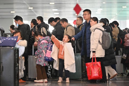2月3日,家長帶領小朋友在北京豐臺站排隊檢票。新華社記者 宋為偉 攝