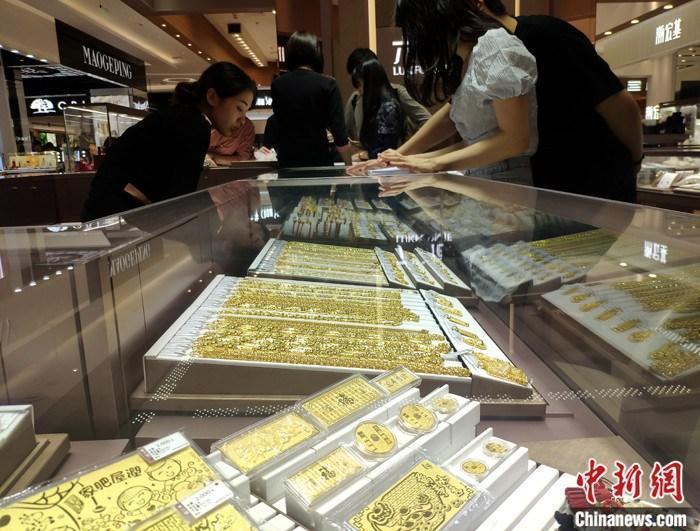 資料圖：民眾在商場(chǎng)購(gòu)買(mǎi)黃金飾品。 <a target='_blank' href='/'>中新社</a>記者 呂明 攝