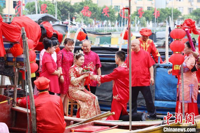 連家船民婚俗秀之迎親禮和成親禮。　林榕生 攝