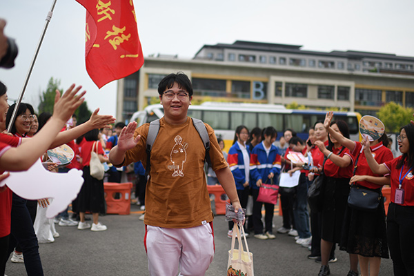 6月7日，在北京市人大附中通州校區(qū)考點，考生與送考老師擊掌加油。人民網(wǎng)記者 翁奇羽攝