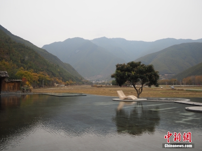 云南迪慶州維西縣塔城鎮(zhèn)啟別村天域塔城酒店，四面被群山環(huán)抱，風(fēng)景宜人。高雅曼 攝