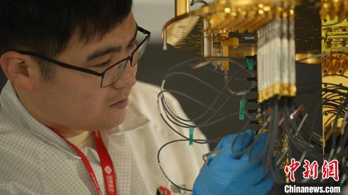 科研人員正在組裝超導(dǎo)量子計算機。