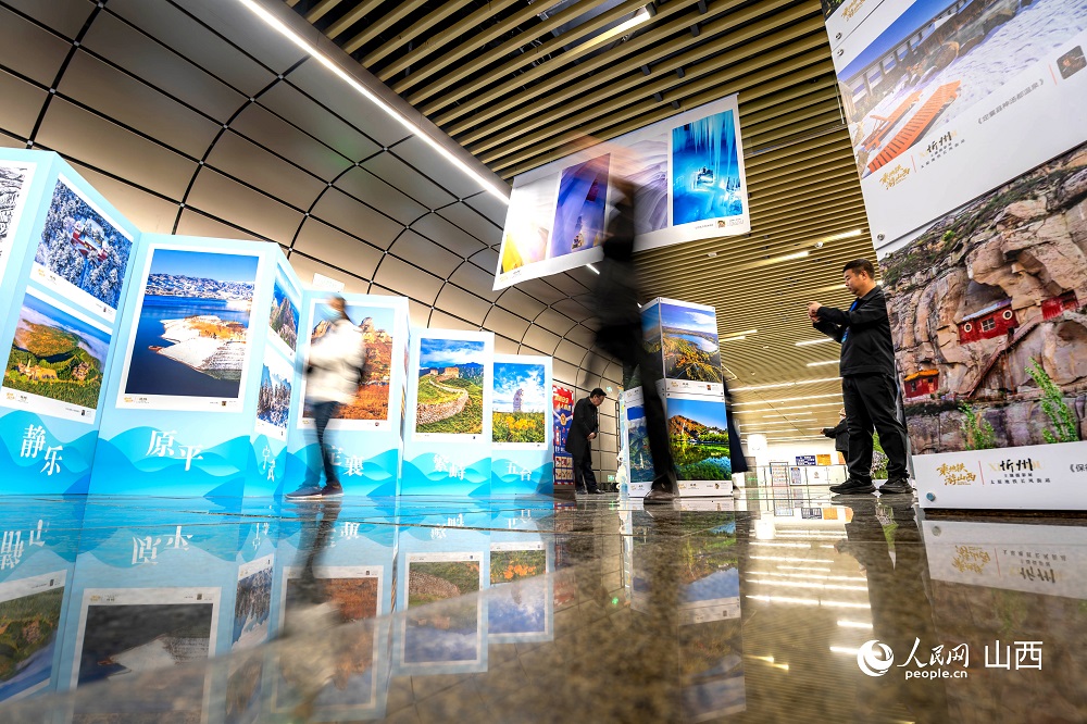 觀眾正在欣賞攝影作品。