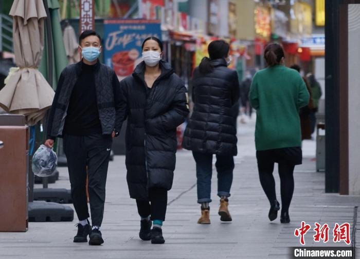 圖為市民穿羽絨服出行?！●R銘言 攝